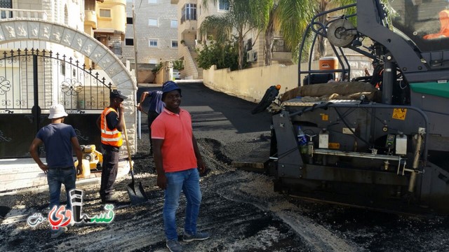  فيديو - بحضور رئيس البلدية المحامي عادل بدير .. يستمر تعبيد شوارع البلدة , تعبيد 4 شوارع بالقرب من شارع ال 24 الالتفافي  